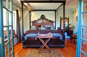 Universal Studios-Hollywood Hills guest suite with King bed